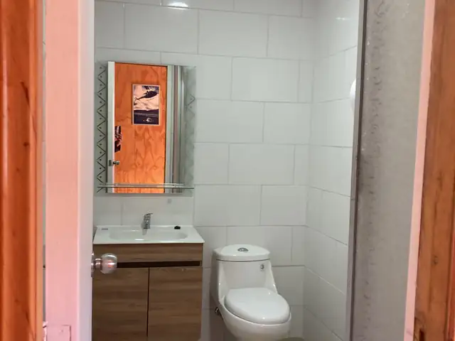 Mantención estructural Aerocord · Baño de servicio remodelado