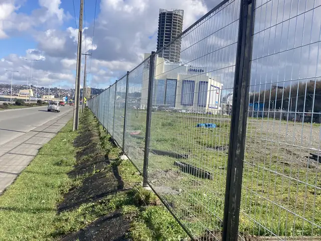Cierre perimetral Costanera · Estructura metálica y malla ACMA