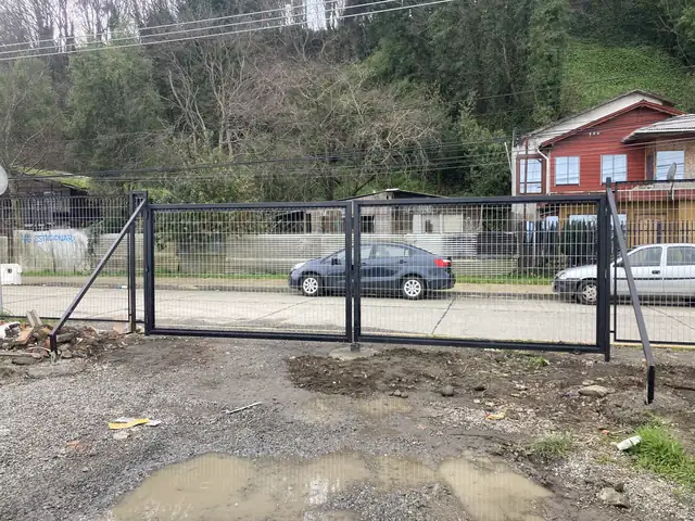 Cierre perimetral Costanera · Portón de acceso vehicular