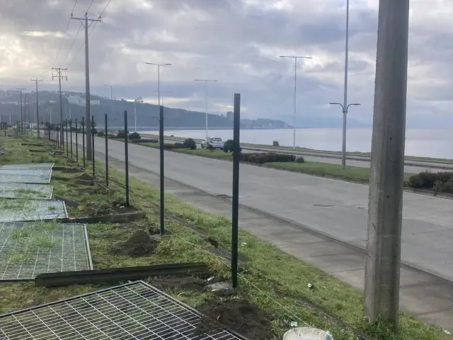 Cierre perimetral Costanera · Tramo del cierre junto a la calzada