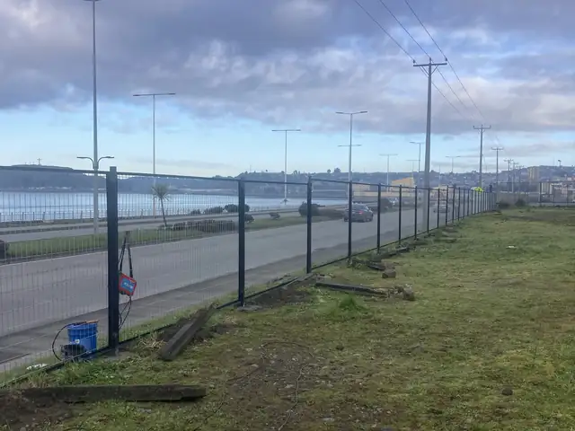 Cierre perimetral Costanera · Cierre perimetral con vista al seno de Reloncaví