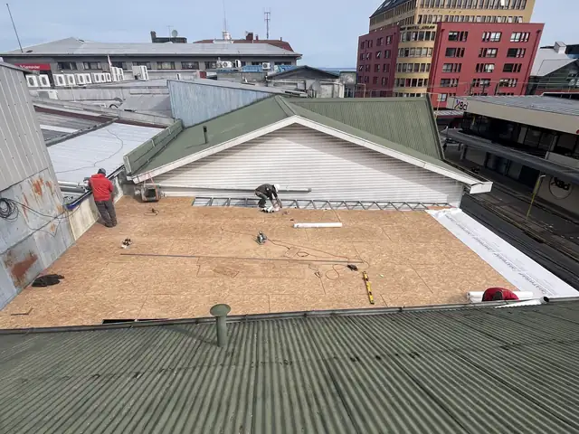 Banco Itaú · Faena de instalación de la cubierta