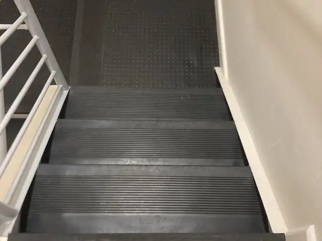 Banco Itaú · Escalera con barandas intervenida