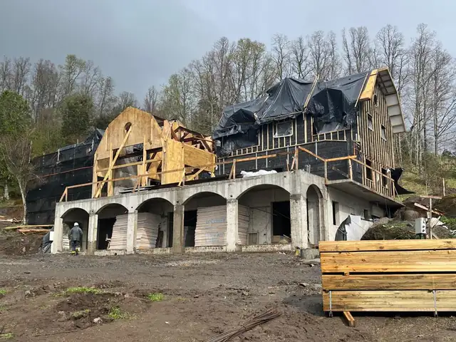 Casa Mondragón · Estructura de hormigón armado y arcos del nivel inferior