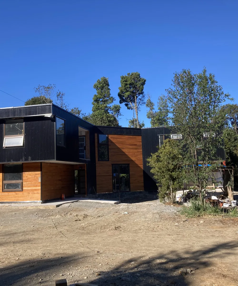 Obra de GS Ingeniería y Construcción con vista al lago