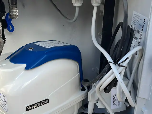 Planta de tratamiento de aguas servidas · Equipamiento electromecánico de la planta