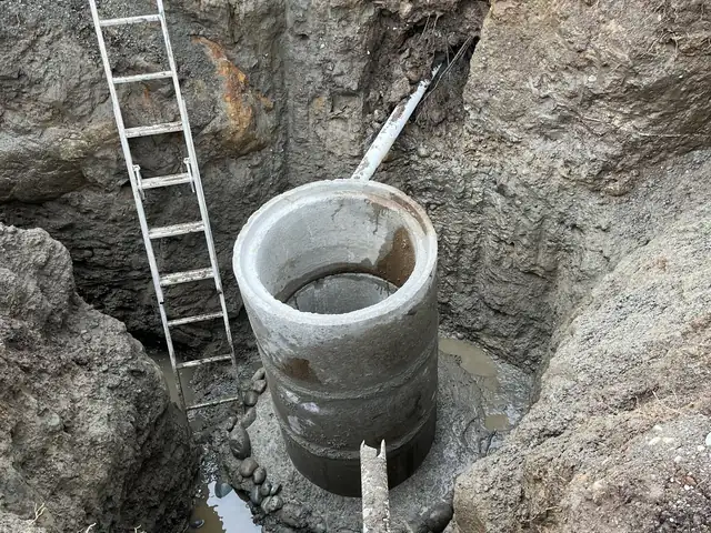 Planta de tratamiento de aguas servidas · Cámara de inspección y canalizaciones