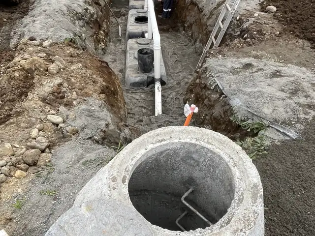 Planta de tratamiento de aguas servidas · Cámara de hormigón instalada en zanja