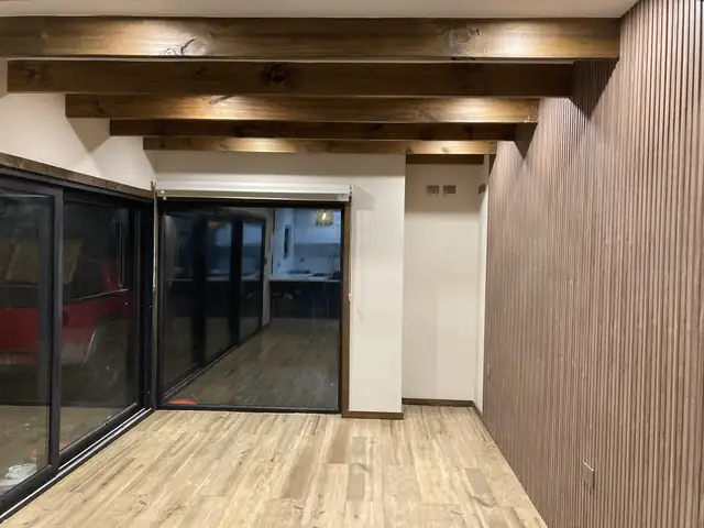 Cabaña Polincai · Living con vigas a la vista