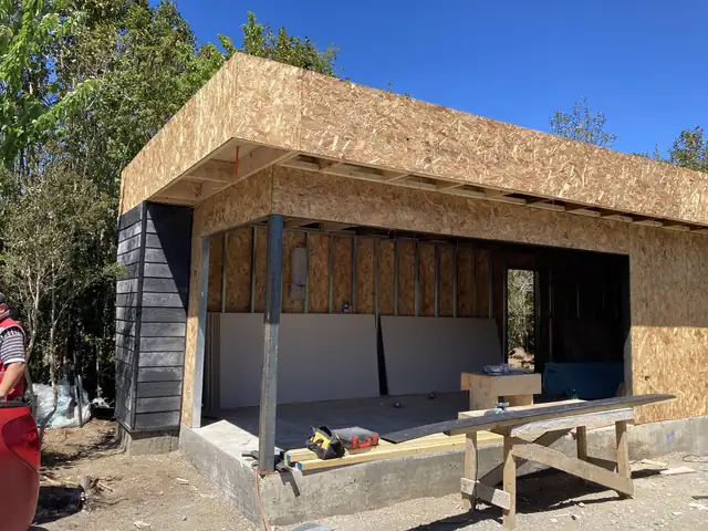 Cabaña Polincai · Estructura y cubierta en ejecución